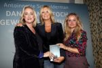 Amsterdam 23 oktober 2018
Boekpresentatie van Antoinette Scheulderman in de soho House . Eva Jinek overhandigt haar het eerste boek. Fatima Moreira de Melo