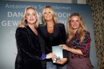 Amsterdam 23 oktober 2018
Boekpresentatie van Antoinette Scheulderman in de soho House . Eva Jinek overhandigt haar het eerste boek. Fatima Moreira de Melo