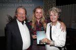 Amsterdam 23 oktober 2018
Boekpresentatie van Antoinette Scheulderman in de soho House . Eva Jinek overhandigt haar het eerste boek. Fatima Moreira de Melo met haar ouders