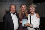 Amsterdam 23 oktober 2018
Boekpresentatie van Antoinette Scheulderman in de soho House . Eva Jinek overhandigt haar het eerste boek. Fatima Moreira de Melo met haar ouders