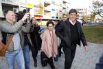 Amsterdam 6 november 2018
Advocaat Gert-Jan Knoops arriveert samen met Frank Masmeijer en zijn vrouw Carry Knoops bij de rechtbank in Amsterdam. De rechtbank in Amsterdam behandelt dinsdag de uitleveringszaak tegen de voormalig-tv-presentator.