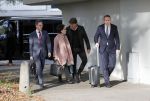 Amsterdam 6 november 2018
Advocaat Gert-Jan Knoops arriveert samen met Frank Masmeijer en zijn vrouw Carry Knoops bij de rechtbank in Amsterdam. De rechtbank in Amsterdam behandelt dinsdag de uitleveringszaak tegen de voormalig-tv-presentator.