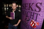 Amsterdam 1 november 2018
Boekpresentatie Frank Waals op Rembrandtplein.  Aanwezig oa Harrie Klooster Barry Stevens Inge Ipenburg en Mariska v Kolck