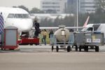 Schiphol Oost 4 oktober 2018
Vrienden van Johnny de Mol en zijn vrouw Anouk vertrekken vanaf schiphol oost met een prive vliegtuig naar Portugal. Aanwezig oa Willek Alberti  , broer Kaj Lerby met gezin Dinand en Lucy Woesthoff John Ewbank en Kelly Weekers Katja Schuurman en Freek v Noordwijk Tony Berk manager Carlijn de Vries met man Nikkie Plessen en Linda de Mol met Jeroen Rietbergen en kinderen Noah en Julian.
