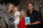 Amsterdam 30 oktober 2018
Boekpresentatie Kelly Weekers. Haar man John Ewbank reikte het eerste boek uit. Dochter Scottie en Day Ewbank waren ook aanwezig.