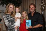 Amsterdam 30 oktober 2018
Boekpresentatie Kelly Weekers. Haar man John Ewbank reikte het eerste boek uit. Dochter Scottie en Day Ewbank waren ook aanwezig.