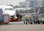 Schiphol Oost 4 oktober 2018
Vrienden van Johnny de Mol en zijn vrouw Anouk vertrekken vanaf schiphol oost met een prive vliegtuig naar Portugal. Aanwezig oa Willek Alberti  , broer Kaj Lerby met gezin Dinand en Lucy Woesthoff John Ewbank en Kelly Weekers Katja Schuurman en Freek v Noordwijk Tony Berk manager Carlijn de Vries met man Nikkie Plessen en Linda de Mol met Jeroen Rietbergen en kinderen Noah en Julian.