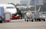 Schiphol Oost 4 oktober 2018
Vrienden van Johnny de Mol en zijn vrouw Anouk vertrekken vanaf schiphol oost met een prive vliegtuig naar Portugal. Aanwezig oa Willek Alberti  , broer Kaj Lerby met gezin Dinand en Lucy Woesthoff John Ewbank en Kelly Weekers Katja Schuurman en Freek v Noordwijk Tony Berk manager Carlijn de Vries met man Nikkie Plessen en Linda de Mol met Jeroen Rietbergen en kinderen Noah en Julian.