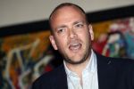 Amsterdam 1 november 2018
Boekpresentatie Frank Waals op Rembrandtplein.  Aanwezig oa Harrie Klooster Barry Stevens Inge Ipenburg en Mariska v Kolck. Jonathan Ursem