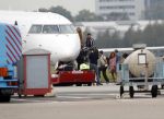Schiphol Oost 4 oktober 2018
Vrienden van Johnny de Mol en zijn vrouw Anouk vertrekken vanaf schiphol oost met een prive vliegtuig naar Portugal. Aanwezig oa Willek Alberti  , broer Kaj Lerby met gezin Dinand en Lucy Woesthoff John Ewbank en Kelly Weekers Katja Schuurman en Freek v Noordwijk Tony Berk manager Carlijn de Vries met man Nikkie Plessen en Linda de Mol met Jeroen Rietbergen en kinderen Noah en Julian.