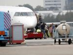 Schiphol Oost 4 oktober 2018
Vrienden van Johnny de Mol en zijn vrouw Anouk vertrekken vanaf schiphol oost met een prive vliegtuig naar Portugal. Aanwezig oa Willek Alberti  , broer Kaj Lerby met gezin Dinand en Lucy Woesthoff John Ewbank en Kelly Weekers Katja Schuurman en Freek v Noordwijk Tony Berk manager Carlijn de Vries met man Nikkie Plessen en Linda de Mol met Jeroen Rietbergen en kinderen Noah en Julian.