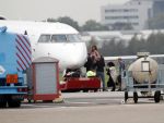 Schiphol Oost 4 oktober 2018
Vrienden van Johnny de Mol en zijn vrouw Anouk vertrekken vanaf schiphol oost met een prive vliegtuig naar Portugal. Aanwezig oa Willek Alberti  , broer Kaj Lerby met gezin Dinand en Lucy Woesthoff John Ewbank en Kelly Weekers Katja Schuurman en Freek v Noordwijk Tony Berk manager Carlijn de Vries met man Nikkie Plessen en Linda de Mol met Jeroen Rietbergen en kinderen Noah en Julian.