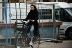 Amsterdam 7 november 2018
Kim v Kooten komt op de fiets bij haar huis aan in Amsterdam zuid.