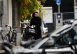Amsterdam 7 november 2018
Kim v Kooten komt op de fiets bij haar huis aan in Amsterdam zuid.