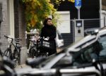 Amsterdam 7 november 2018
Kim v Kooten komt op de fiets bij haar huis aan in Amsterdam zuid.