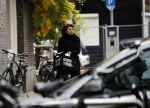 Amsterdam 7 november 2018
Kim v Kooten komt op de fiets bij haar huis aan in Amsterdam zuid.