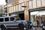 Amsterdam 3 oktober 2018
Lil Kleine parkeert zijn Mercedes G 6.3 AMG op de stope op de pc hooftstraat bij Louis Vuitton