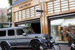 Amsterdam 3 oktober 2018
Lil Kleine parkeert zijn Mercedes G 6.3 AMG op de stope op de pc hooftstraat bij Louis Vuitton