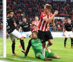 Eindhoven, 20 Oktober 2018 Kompetitiewedstrijd PSV-FC Emmen, eindstand 6-0 Seizoen 2018-2019
Luuk de Jong verslaat doelam Kjell Scherpen van FC Emmen