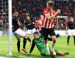 Eindhoven, 20 Oktober 2018 Kompetitiewedstrijd PSV-FC Emmen, eindstand 6-0 Seizoen 2018-2019
Luuk de Jong verslaat doelam Kjell Scherpen van FC Emmen