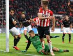 Eindhoven, 20 Oktober 2018 Kompetitiewedstrijd PSV-FC Emmen, eindstand 6-0 Seizoen 2018-2019
Luuk de Jong verslaat doelam Kjell Scherpen van FC Emmen