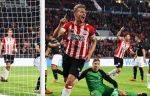 Eindhoven, 20 Oktober 2018 Kompetitiewedstrijd PSV-FC Emmen, eindstand 6-0 Seizoen 2018-2019
Luuk de Jong verslaat doelam Kjell Scherpen van FC Emmen