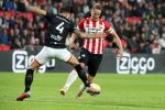 Eindhoven, 20 Oktober 2018 Kompetitiewedstrijd PSV-FC Emmen, eindstand 6-0 Seizoen 2018-2019
Luuk de Jong in duel met Nick Bakker