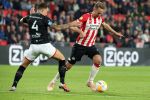 Eindhoven, 20 Oktober 2018 Kompetitiewedstrijd PSV-FC Emmen, eindstand 6-0 Seizoen 2018-2019
Luuk de Jong in duel met Nick Bakker