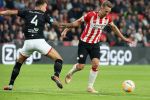 Eindhoven, 20 Oktober 2018 Kompetitiewedstrijd PSV-FC Emmen, eindstand 6-0 Seizoen 2018-2019
Luuk de Jong in duel met Nick Bakker