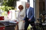 Amsterdam  3oktober 2018
Marrijke Helwegen met haar man Harrie hand in hand in Amsterdam zuid.