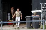 Wijdewormer 19 oktober 2018
Marnix Knetemann aan het werk op zijn boerderij. Zij zus Elise komt op bezoek met haar pas geboren baby.