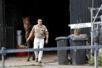 Wijdewormer 19 oktober 2018
Marnix Knetemann aan het werk op zijn boerderij. Zij zus Elise komt op bezoek met haar pas geboren baby.