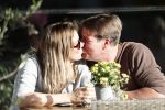 Amsterdam 13 oktober 2018
Martijn Krabbe verliefd en kussend op terras met zijn vriendin Deborah.