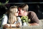 Amsterdam 13 oktober 2018
Martijn Krabbe verliefd en kussend op terras met zijn vriendin Deborah.