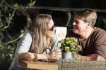 Amsterdam 13 oktober 2018
Martijn Krabbe verliefd en kussend op terras met zijn vriendin Deborah.
