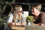 Amsterdam 13 oktober 2018
Martijn Krabbe verliefd en kussend op terras met zijn vriendin Deborah.