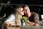 Amsterdam 13 oktober 2018
Martijn Krabbe verliefd en kussend op terras met zijn vriendin Deborah.