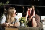 Amsterdam 13 oktober 2018
Martijn Krabbe verliefd en kussend op terras met zijn vriendin Deborah.