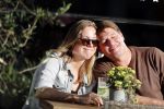Amsterdam 13 oktober 2018
Martijn Krabbe verliefd en kussend op terras met zijn vriendin Deborah.