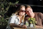 Amsterdam 13 oktober 2018
Martijn Krabbe verliefd en kussend op terras met zijn vriendin Deborah.