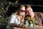Amsterdam 13 oktober 2018
Martijn Krabbe verliefd en kussend op terras met zijn vriendin Deborah.