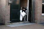 Berkel en Rodenrijs 15 oktober 2018
Monique Hazes en haar tante tillen met vrienden spullen naar hun nieuwe huis. Andre Hazes ligt ziek in bed. Vandaag gaan ze voor het eerst slapen in hun nieuwe huis aan het water.