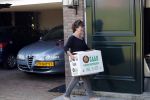 Berkel en Rodenrijs 15 oktober 2018
Monique Hazes en haar tante tillen met vrienden spullen naar hun nieuwe huis. Andre Hazes ligt ziek in bed. Vandaag gaan ze voor het eerst slapen in hun nieuwe huis aan het water.