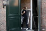 Berkel en Rodenrijs 15 oktober 2018
Monique Hazes en haar tante tillen met vrienden spullen naar hun nieuwe huis. Andre Hazes ligt ziek in bed. Vandaag gaan ze voor het eerst slapen in hun nieuwe huis aan het water.