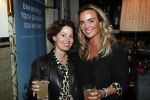 Amsterdam 23 oktober 2018
Boekpresentatie van Antoinette Scheulderman in de soho House . Eva Jinek overhandigt haar het eerste boek. Monique Hazes kwam met een vriendin