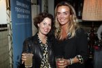 Amsterdam 23 oktober 2018
Boekpresentatie van Antoinette Scheulderman in de soho House . Eva Jinek overhandigt haar het eerste boek. Monique Hazes kwam met een vriendin