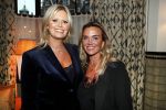 Amsterdam 23 oktober 2018
Boekpresentatie van Antoinette Scheulderman in de soho House . Eva Jinek overhandigt haar het eerste boek. Monique Hazes