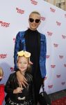 Den Haag 14 oktober 2018
Premiere Woezel en pip in koninklijke schouwburg Den haag. Nikkie Plessen kwam met haar zoon en vriendin Natasha Poly en haar dochter