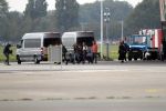 Schiphol Oost 4 oktober 2018
Vrienden van Johnny de Mol en zijn vrouw Anouk vertrekken vanaf schiphol oost met een prive vliegtuig naar Portugal. Aanwezig oa Willek Alberti  , broer Kaj Lerby met gezin Dinand en Lucy Woesthoff John Ewbank en Kelly Weekers Katja Schuurman en Freek v Noordwijk Tony Berk manager Carlijn de Vries met man Nikkie Plessen en Linda de Mol met Jeroen Rietbergen en kinderen Noah en Julian.