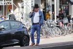 Amsterdam 3 oktober 2018
Youp v t Hek bellend op straat en wachtend op de tram.